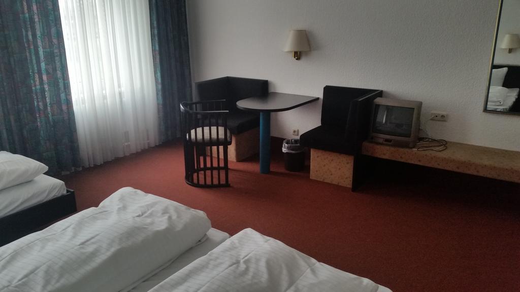 Hotel Bitterfelder Hof Экстерьер фото