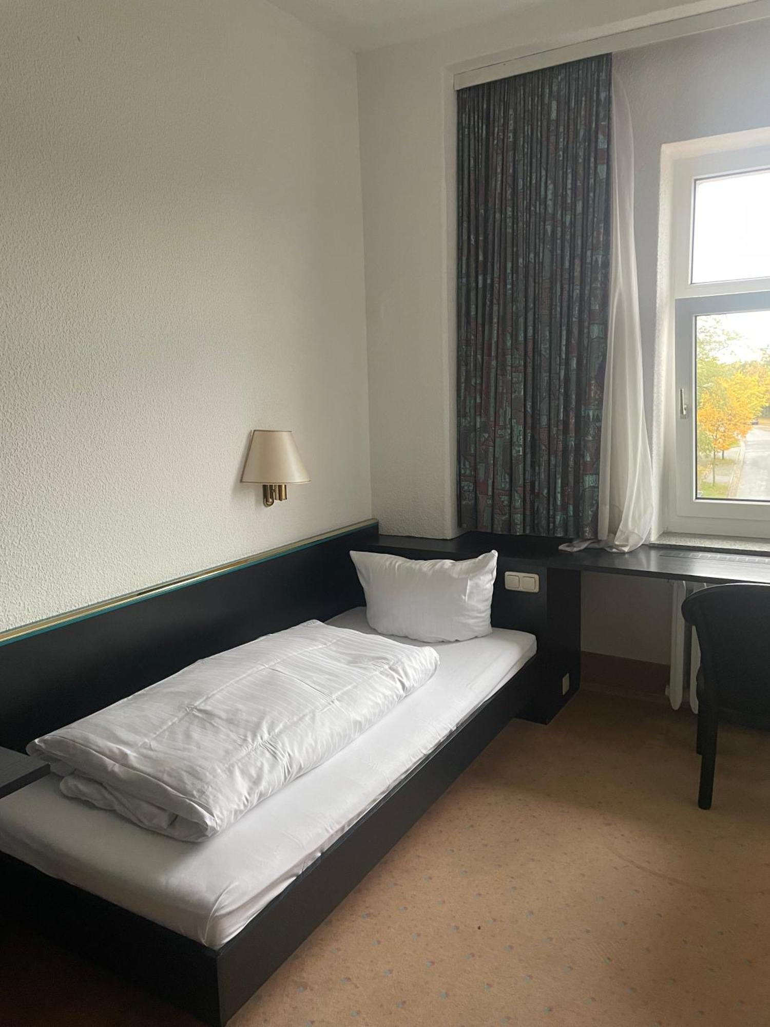 Hotel Bitterfelder Hof Экстерьер фото