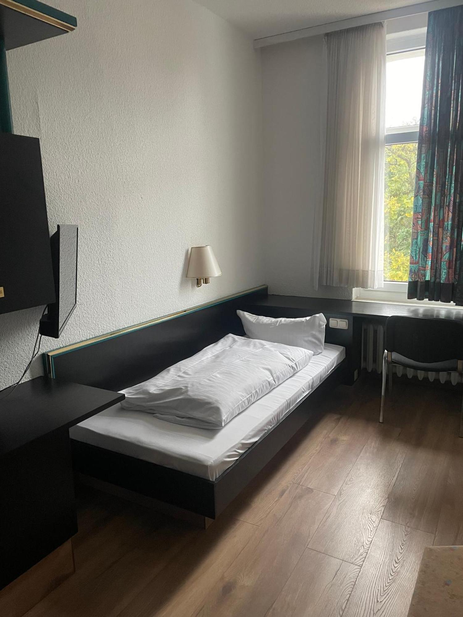 Hotel Bitterfelder Hof Экстерьер фото