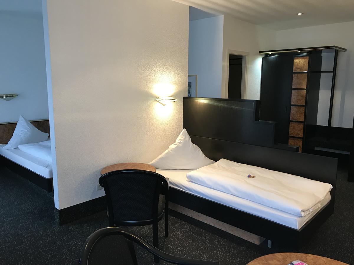 Hotel Bitterfelder Hof Экстерьер фото